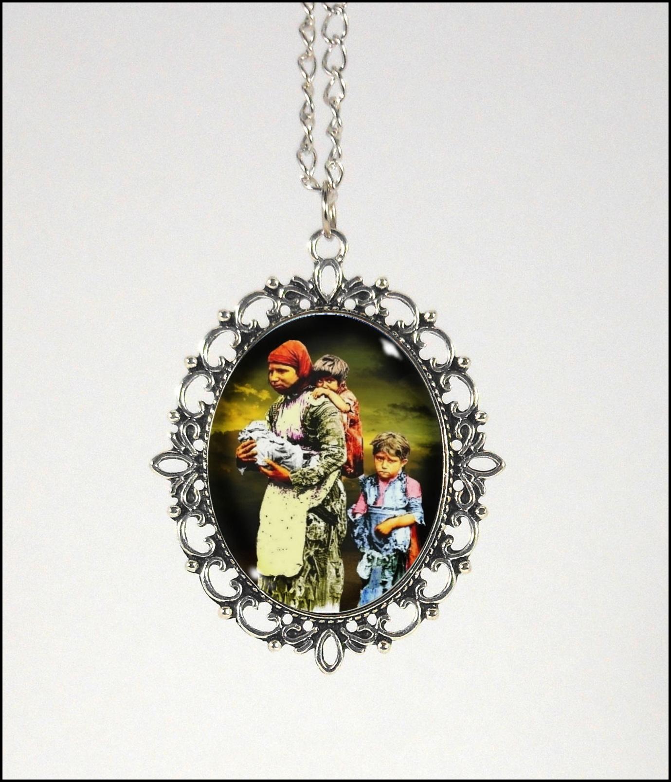 A picture containing text, chain, accessory, locket

Description automatically generated